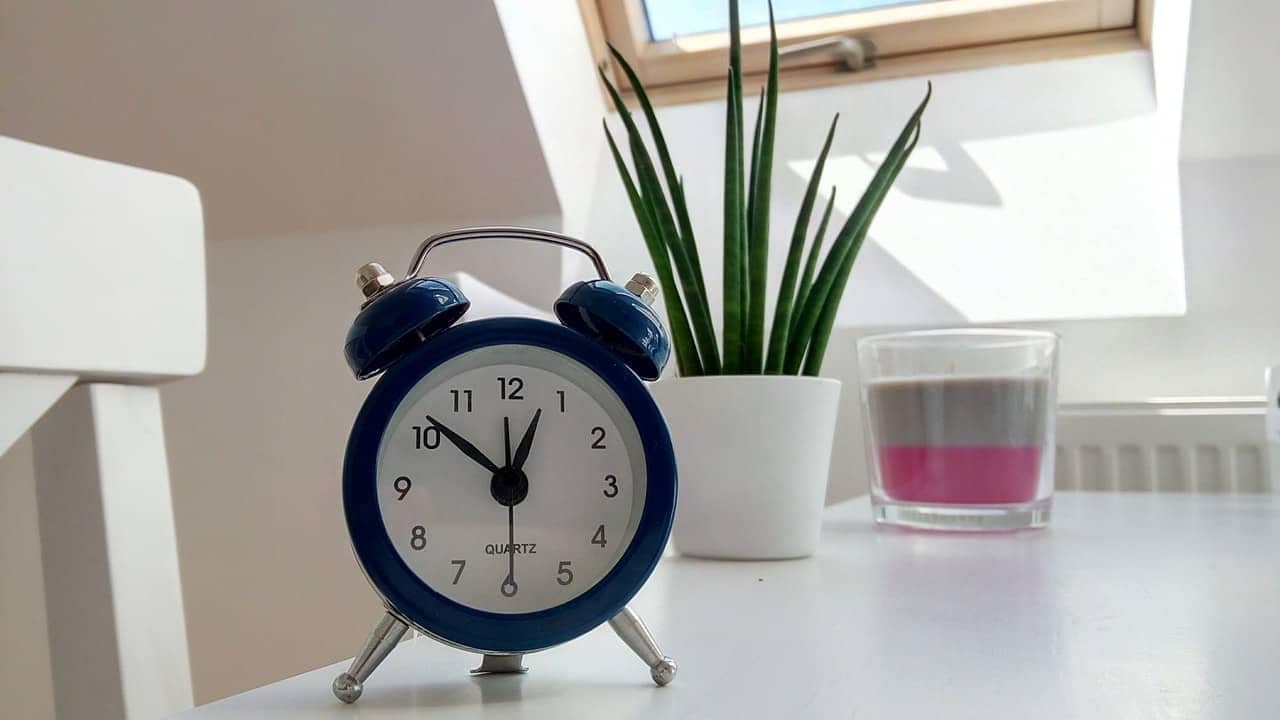 clock setting on table