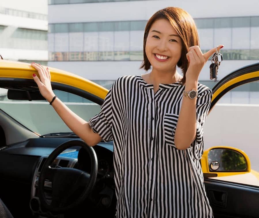 woman holding car keys: Getaround reviews